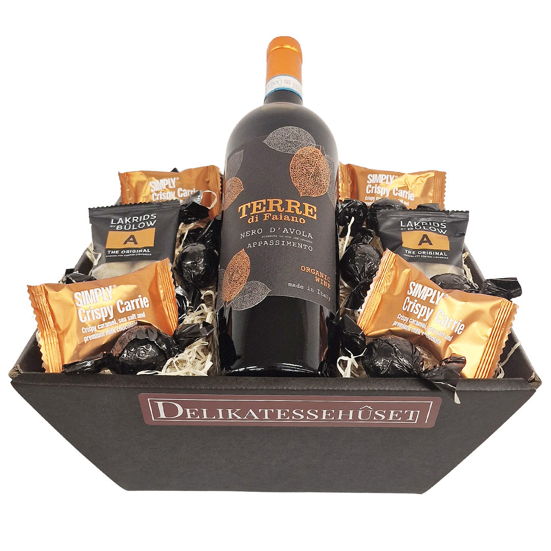 Eksklusiv gavekurv med rødvin fra Terre di Faiano, Lakrids by Bülow og lækre Simply chokolader.