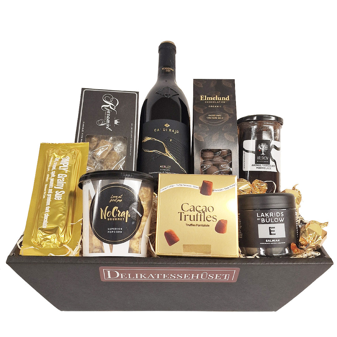 Gavekurv med rødvin, chokolade, lakrids og gourmet snacks fra Delikatessehuset til enhver anledning.