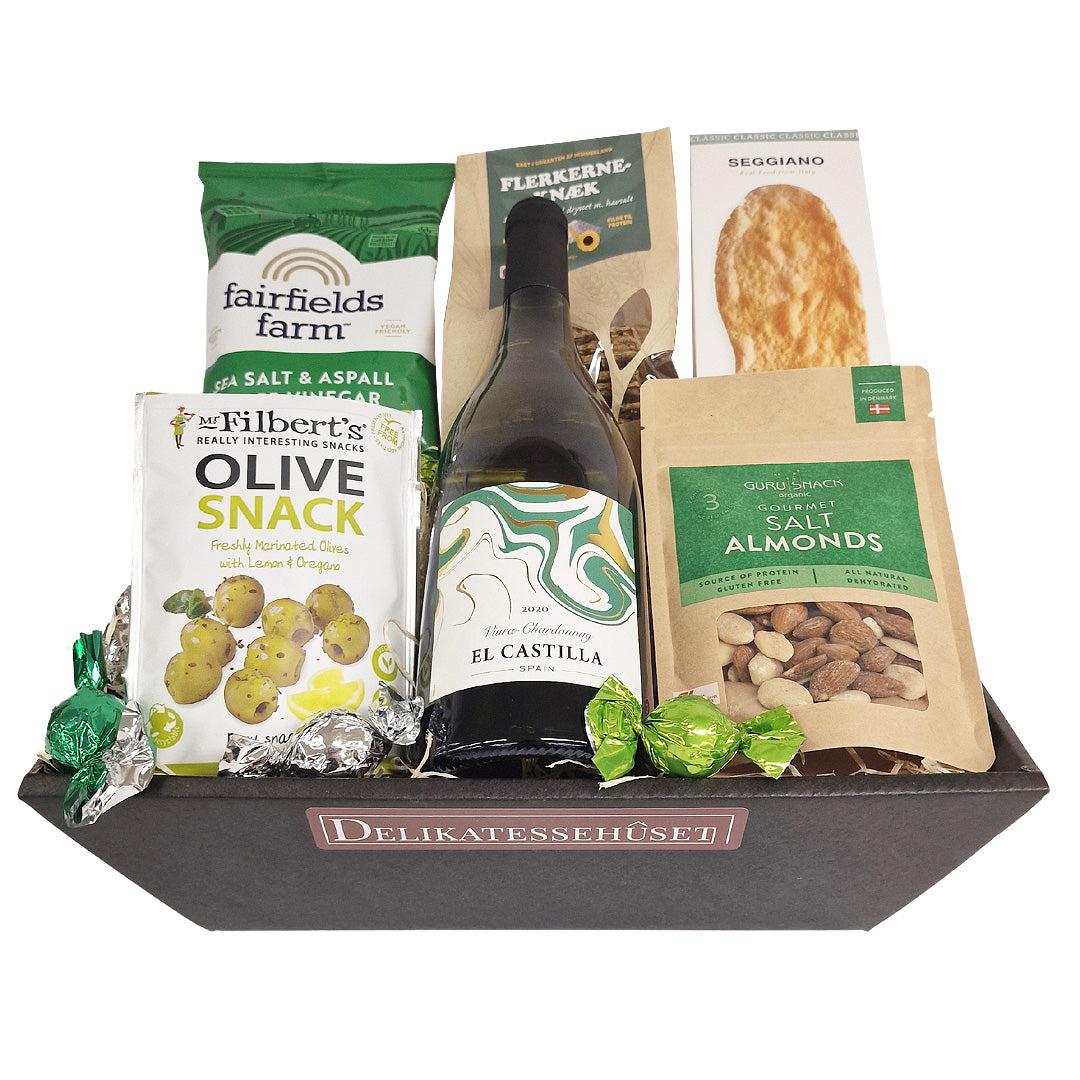 Gavekurv med hvidvin, gourmetmandler, oliven, chips og chokolade fra Delikatessehuset.