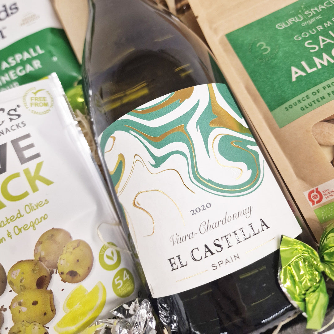 Gavekurv med El Castilla hvidvin, gourmet snacks og saltmandler fra Delikatessehuset.