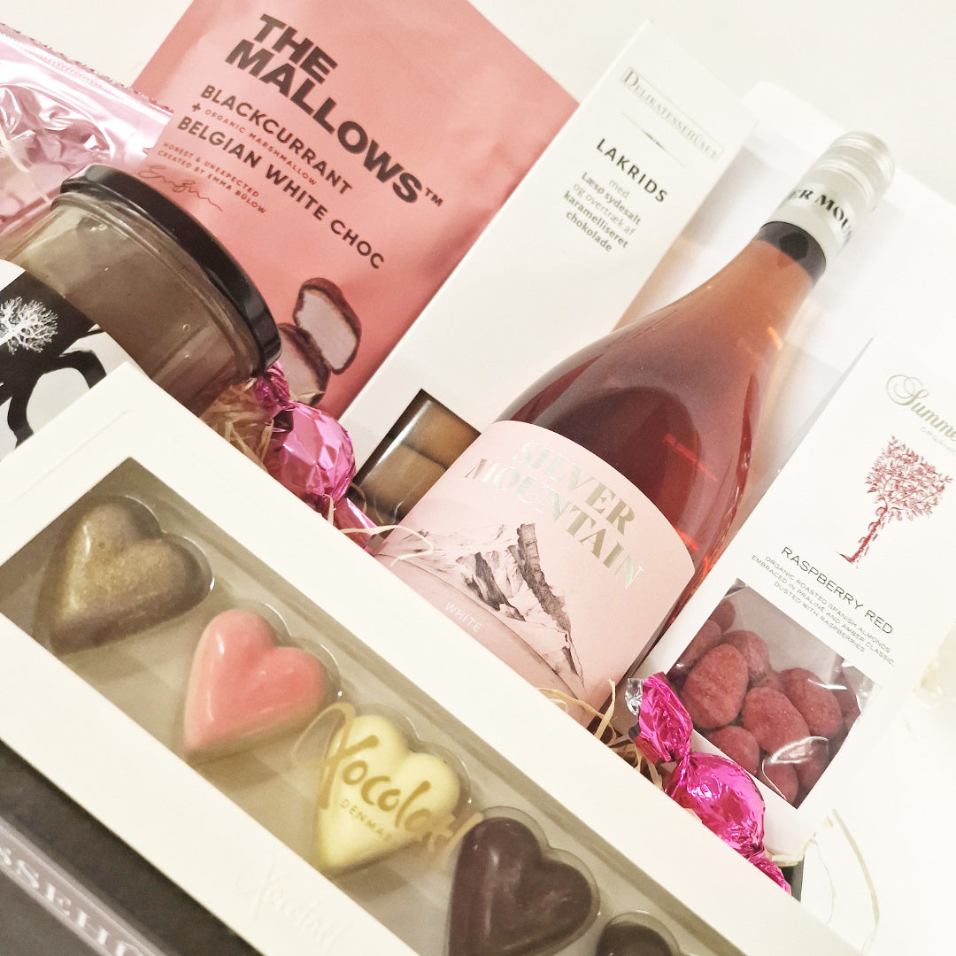 Stor gavekurv med rosévin, hjerteformet chokolade, lakrids og delikatesser fra Summerbird og The Mallows.