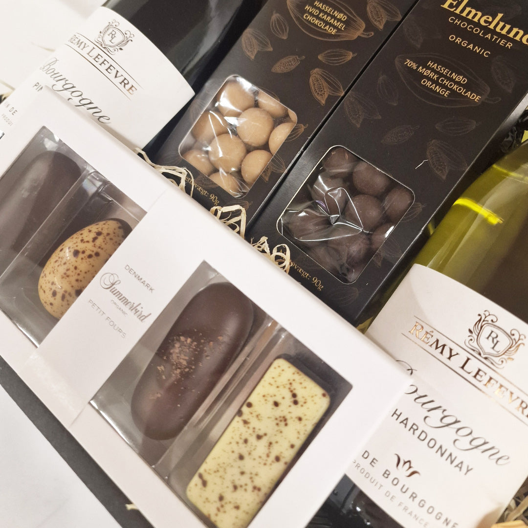 Gavekurv med fransk hvidvin, Bourgogne rødvin og eksklusiv chokolade fra Summerbird og Elmelund.