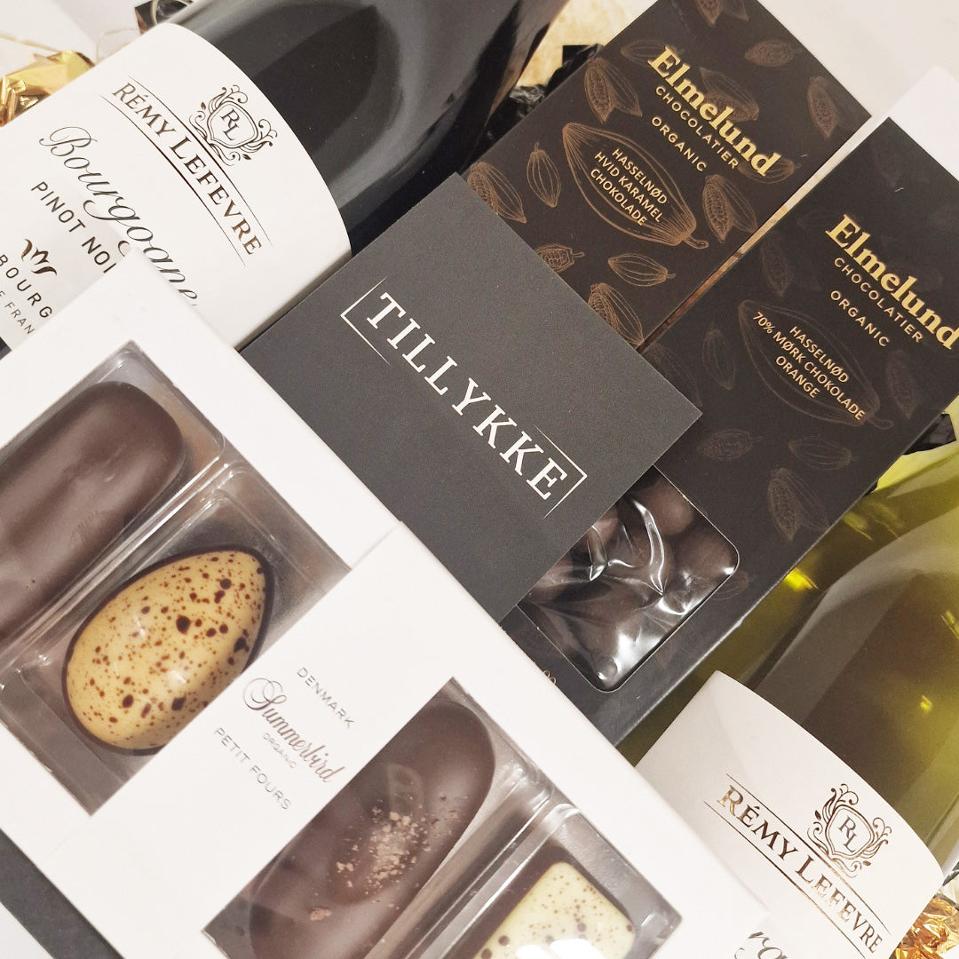 Gavekurv med vin fra Rémy Lefevre, Summerbird chokolade og et Tillykke kort til fødselsdag.