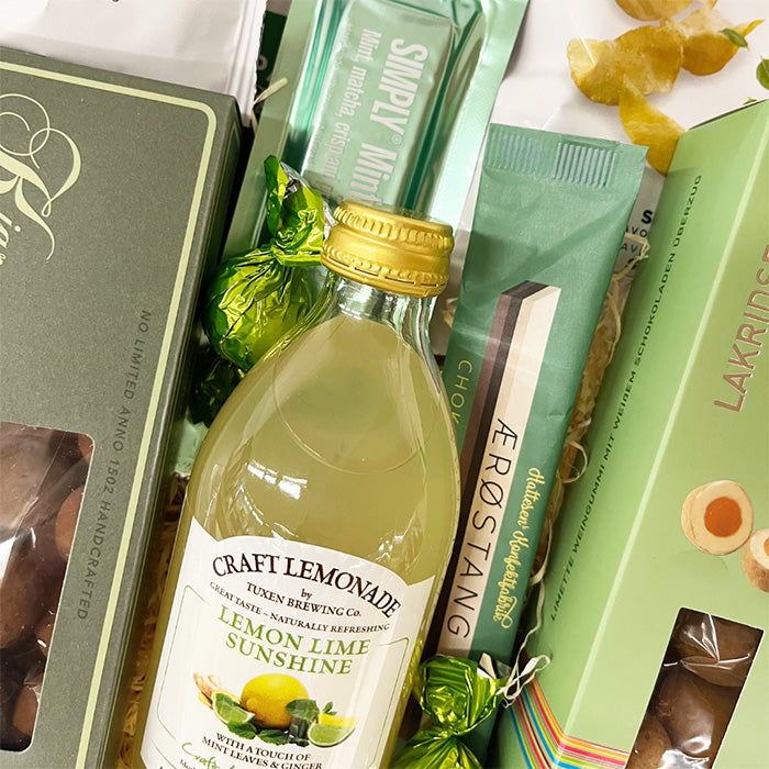 Gavekurv med lime lemonade, lakrids og grønne delikatesser fra Delikatessehuset.