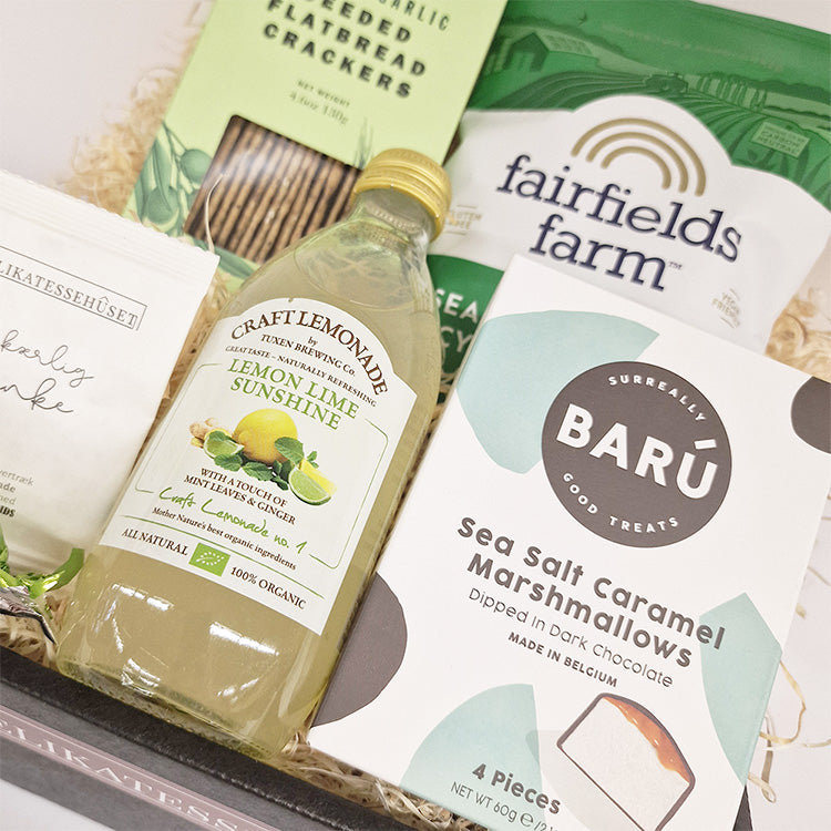 Sommer firmagave med lemonade, Baru marshmallows og snacks i en flot gavekurv til ansatte.