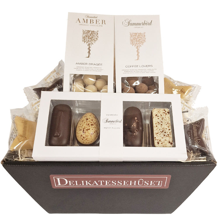 Lille gavekurv fra Delikatessehuset fyldt med eksklusivt Summerbird Organic chokolade og petit fours.