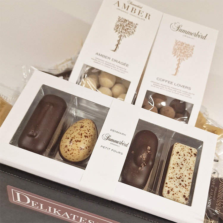 Lille gavekurv med Summerbird chokolade bestående af Petit Fours, Amber Dragée og Coffee Lovers chokoladekugler.
