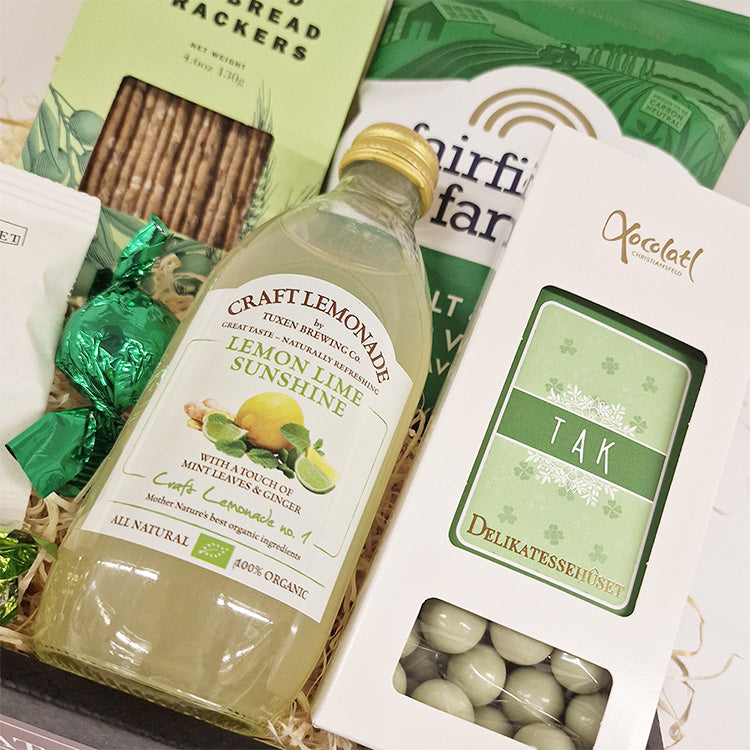 Gavekurv med lemon lemonade, chokolade og specialiteter i grønne nuancer, perfekt som firmagave.