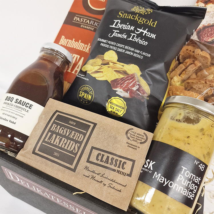 Gavekurv uden alkohol med Bagsværd lakrids, BBQ sauce, chips og delikatesser.