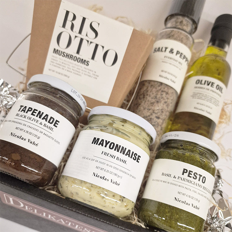 Gavekurv med delikatesser fra Nicolas Vahé herunder risotto, olivenolie, pesto og tapenade.