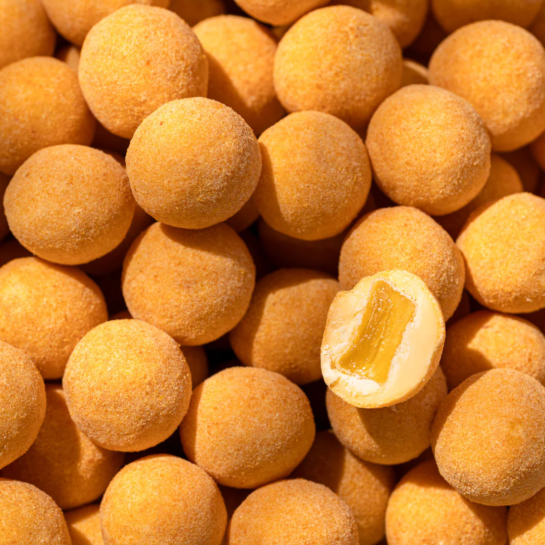 Gelatinefri vingummier lavet med 100% naturligt frugtpulver er overtrukket af Premium hvid chokolade og rullet i frugtpulver fra passionsfrugt og mango.