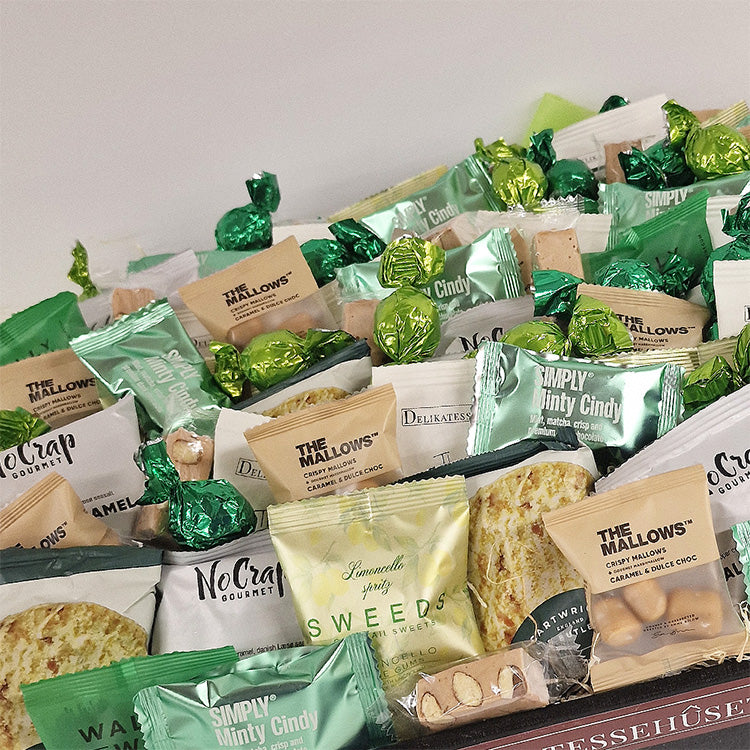 Gavekurv med grønne indpakkede delikatesser, marshmallows og lakrids fra Delikatessehuset.