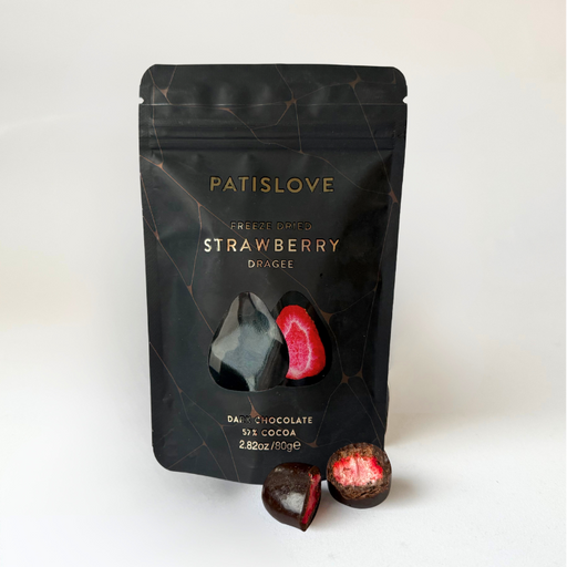 Mørk chokolade jordbær dragée med frysetørrede jordbær