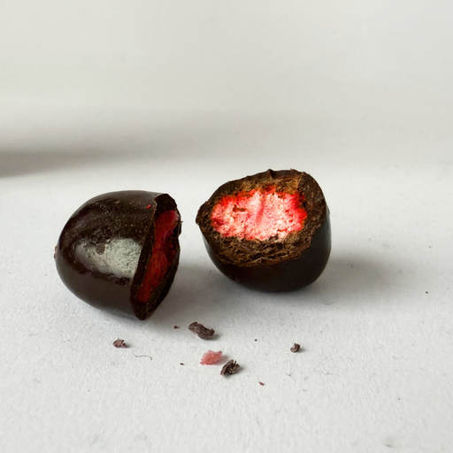Mørk chokolade dragée med hele frysetørrede jordbær