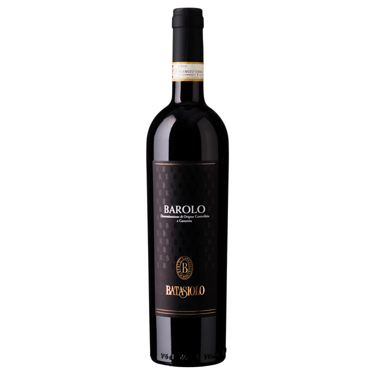 Flaske med italiensk Barolo rødvin fra Batasiolo på en hvid baggrund.