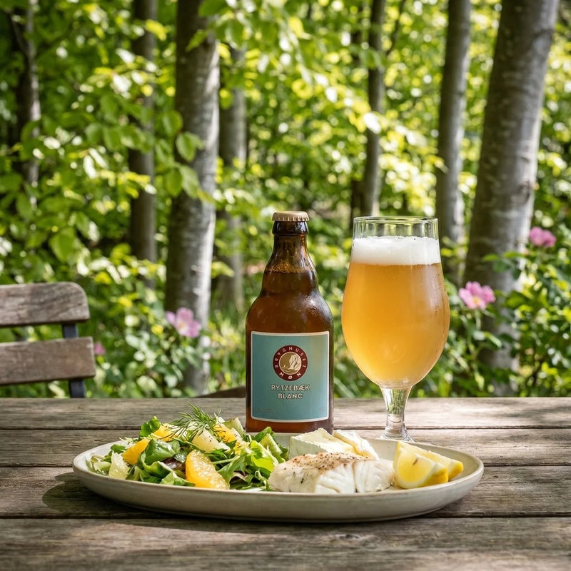 Rytzebæk Blanc fra Bryghuset Møn med et glas hvedeøl og en tallerken fisk og salat