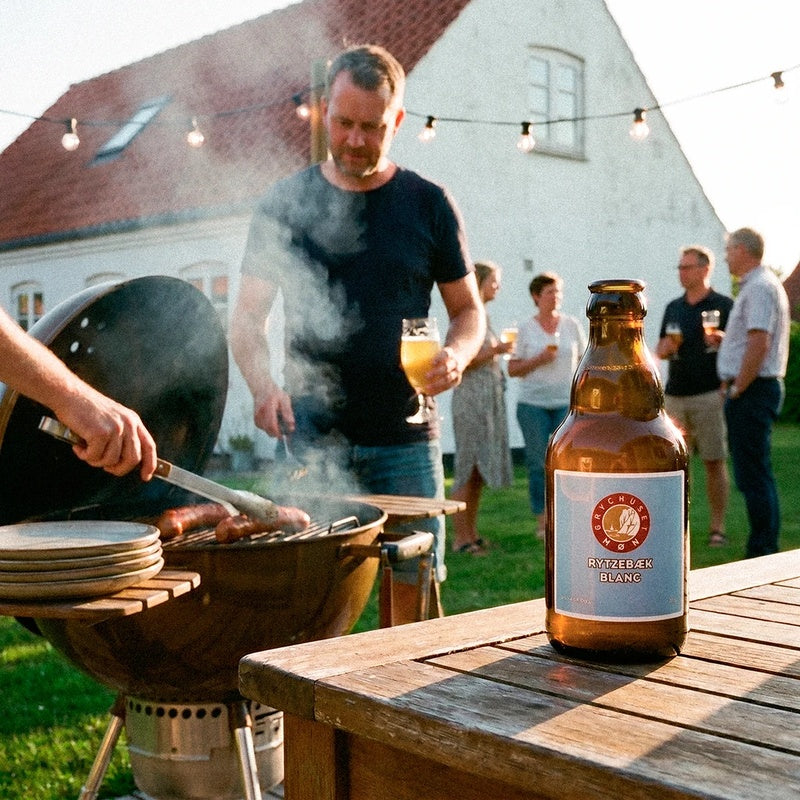 Rytzebæk Blanc hvedeøl fra Bryghuset Møn på et bord ved grillen