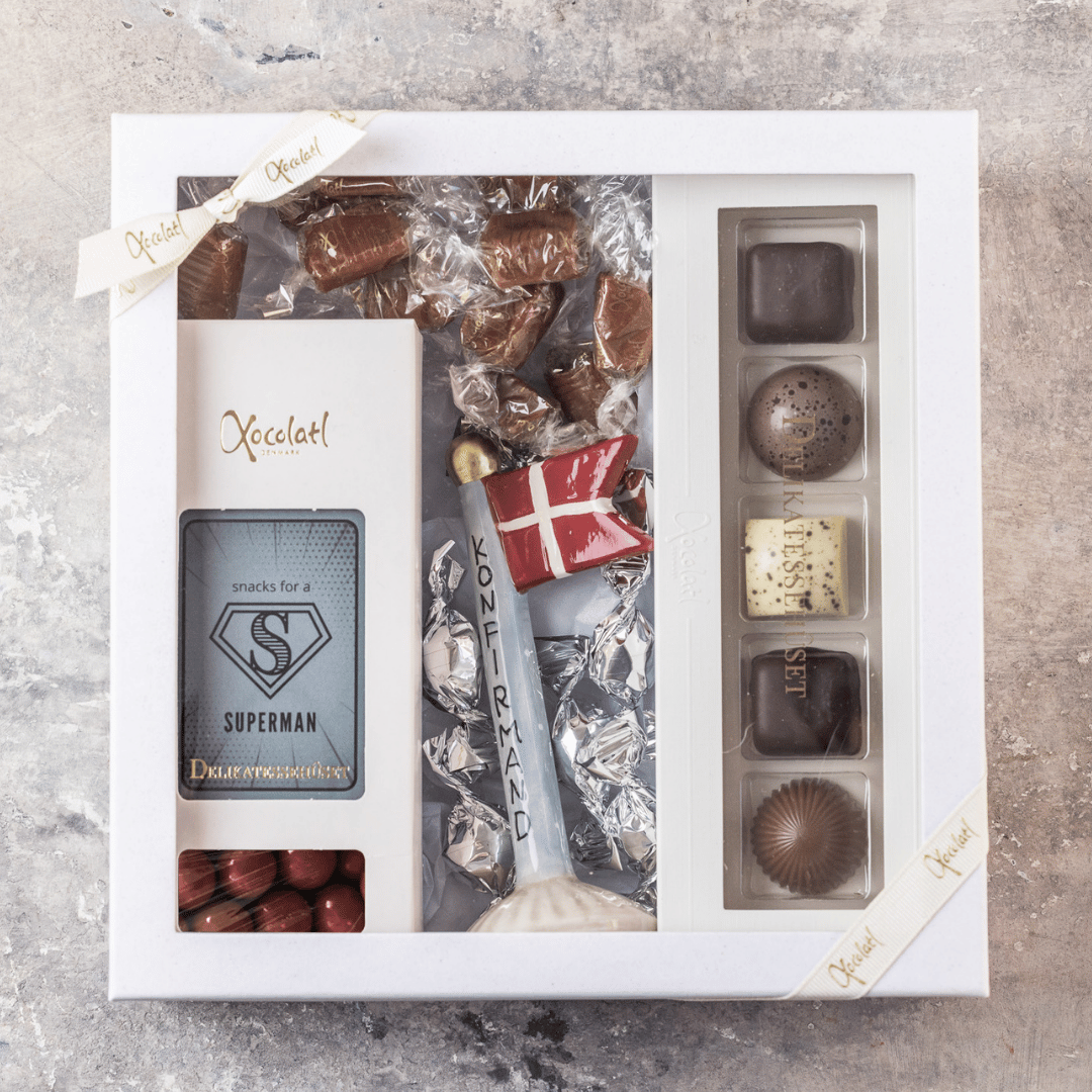 Konfirmand gaveæske med kiksekugler, chokolader og et konfirmand keramikflag