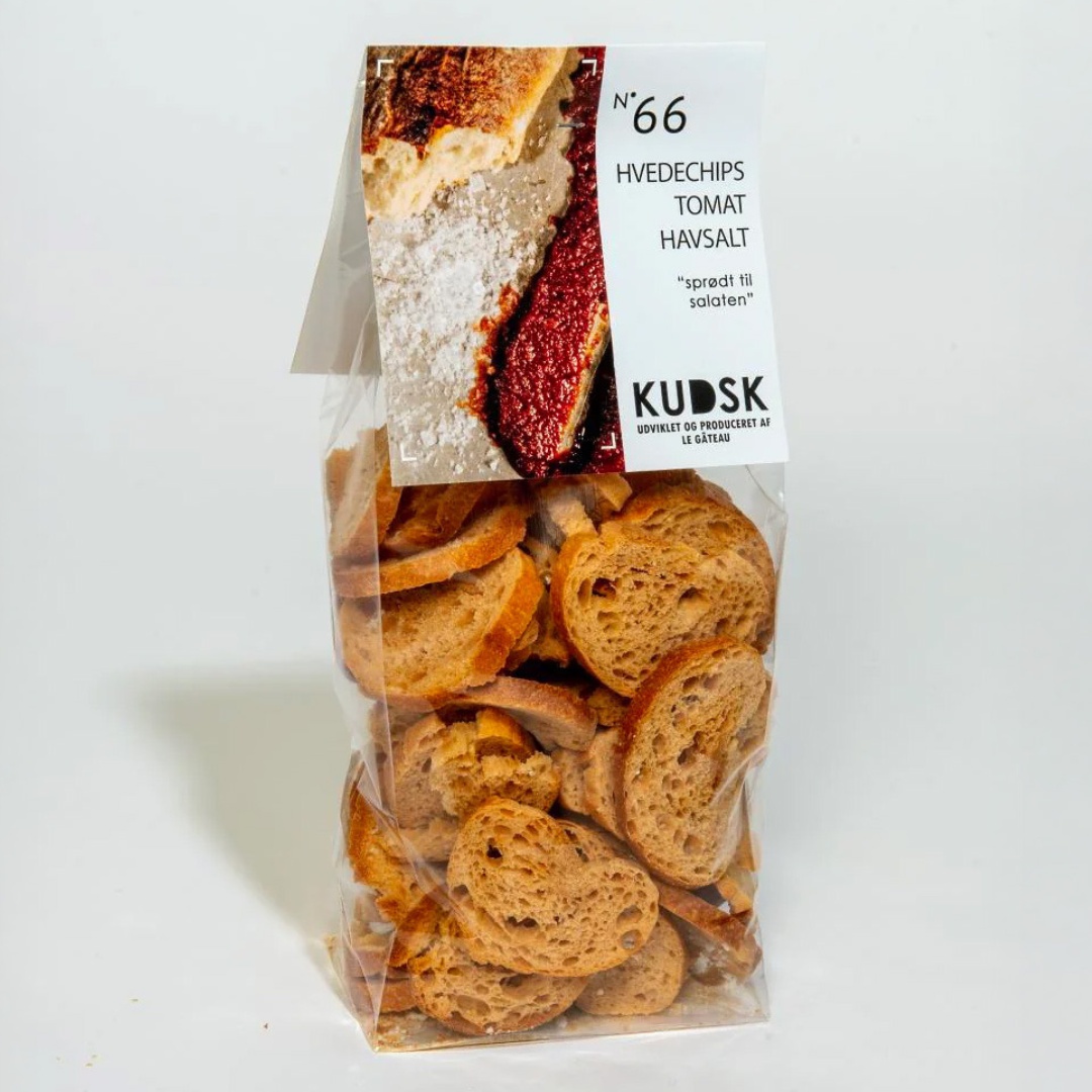 En pose Kudsk hvedechips med tomat og havsalt fra Delikatessehuset.