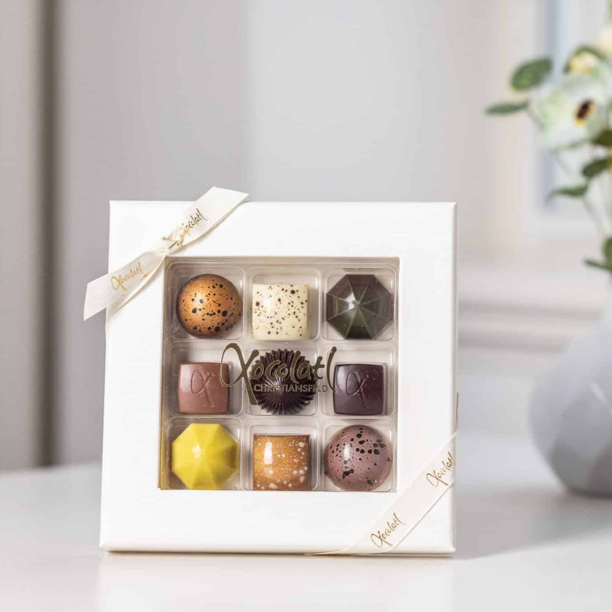 Gaveæske med 9 assorterede luksus chokolader fra Xocolatl i Christiansfeld til enhver anledning.