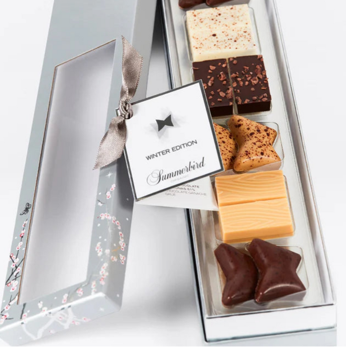Summerbird 1879 Winter Edition – vegansk chokolade med mørk chokolade, fyldig marcipan og delikat grué, præsenteret som små hjerteformede praliner.