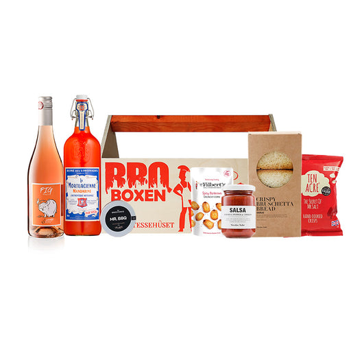 BBQ Boxen. En perfekt gave til grill mesteren. En flot trækasse med teksten BBQ-Boxen samt et fedt grillmotiv. Indeni gemmer sig lækre drikkevarer og snacks, som kan nydes ved grillen¨