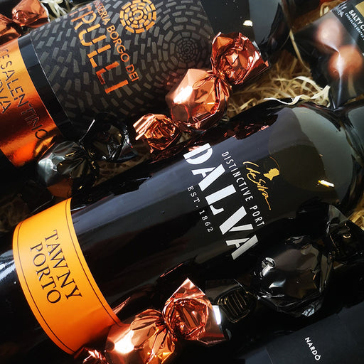 Gavekurv med julevin og portvin. To flasker syditaliensk kraftfuld rødvin, og en fyldgi sødmefuld Tawny.