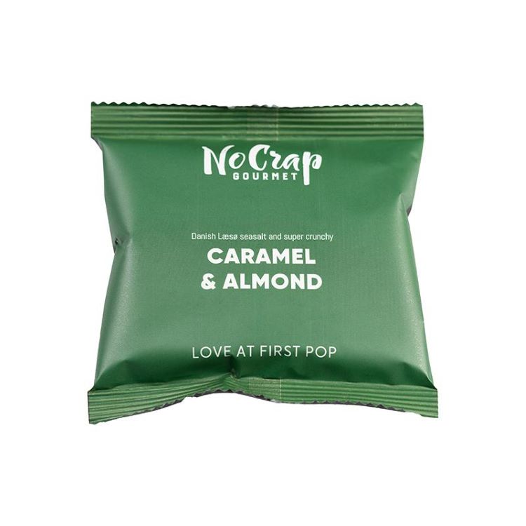 No Crap Gourmet popcorn med karamel og mandel i grøn indpakning med Læsø sydesalt.