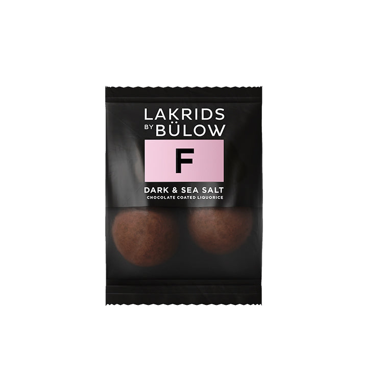 Lakrids by Bülow F med mørk chokolade og havsalt i en praktisk indpakket pose.