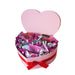 Valentinsgave - hjerteæske med forskellige indpakkede chokolader g vingummi