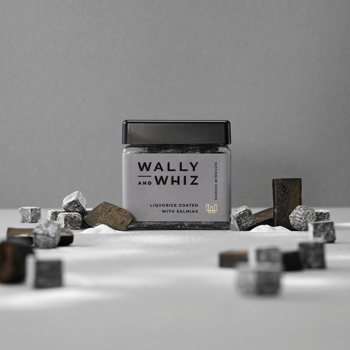 Sød lakrids vendt i salmiak-pulver    Selvom Wally & Whiz er blevet landskendte for deres bløde frugtvingummier, så fortjener deres lakridser også en plads i sortimentet.  Denne lakrids udemærker sig ved at forene det søde og salte i én og samme mundbid. Lakridsen er blød og sød, vendt i et lag saltlakrids-pulver.   Hvis du elsker lakrids elsker du også denne!