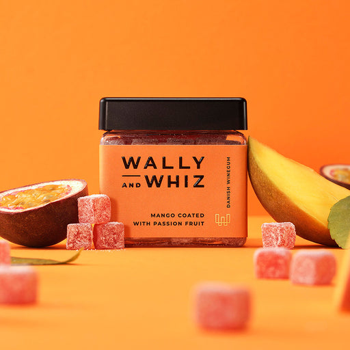 Wally & Whiz Mango vingummi vendt i Passionsfrugt-pulver Her er en eksotisk vingummi fra Wally & Whiz, der finder vej ind i de flestes hjerter.   Mangoens sødme udgør en fantastisk smags-kombination sammen med passionsfrugtens særegne eksotiske smag.   Alt i alt en eksotisk smagsoplevelse, du bør unde dig selv 