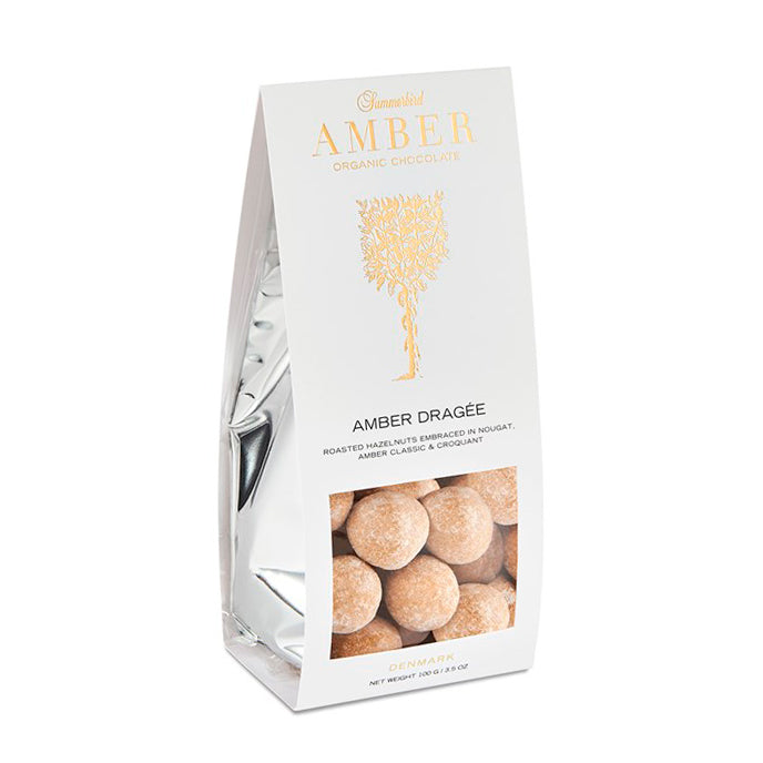 Summerbird Amber Dragée pose med ristede hasselnødder overtrukket med nougat og karamelliseret hvid chokolade.