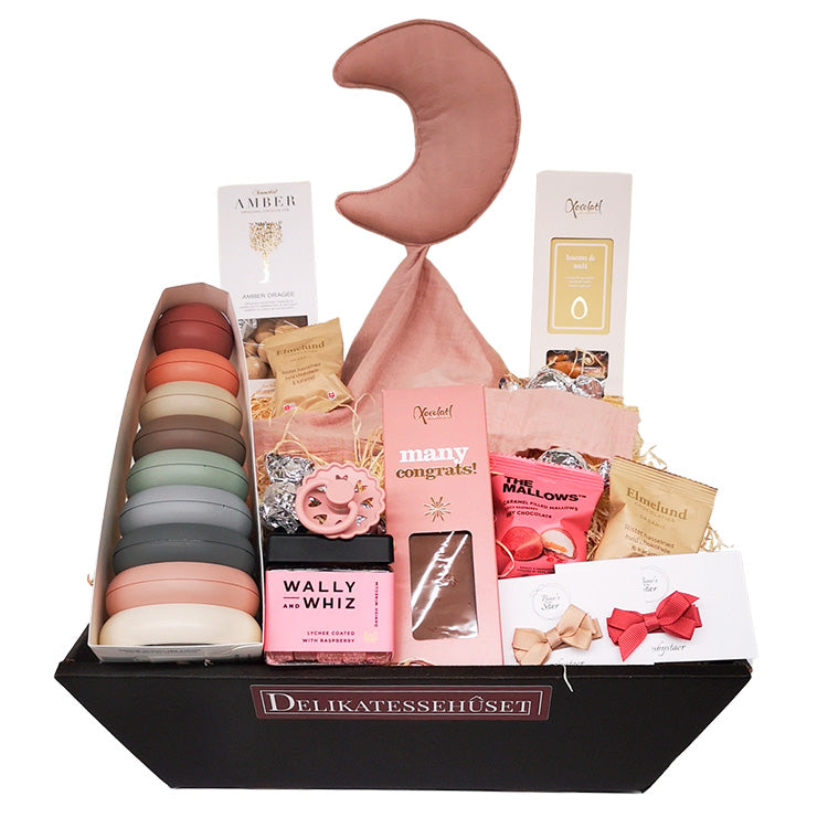 Barselsgave gavekurv med alt til den nye familie. Babyshower gave til pige