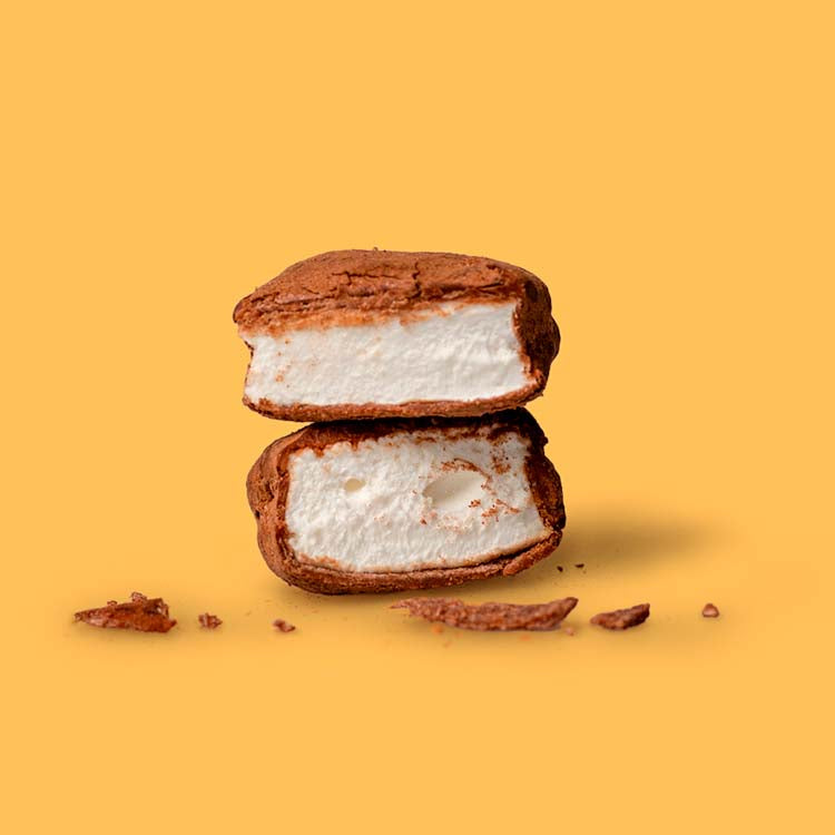 Gourmet skumfiduser med chokoladeovertræk og saltkaramel på en gul baggrund.