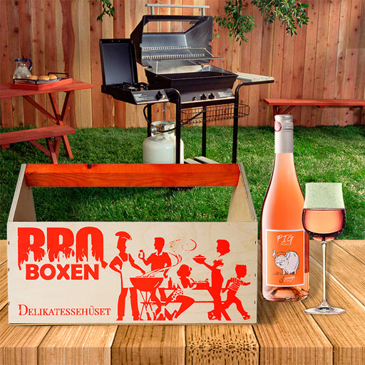 BBQ Boxen. En perfekt gave til grill mesteren. En flot trækasse med teksten BBQ-Boxen samt et fedt grillmotiv. Indeni gemmer sig lækre drikkevarer og snacks, som kan nydes ved grillen¨