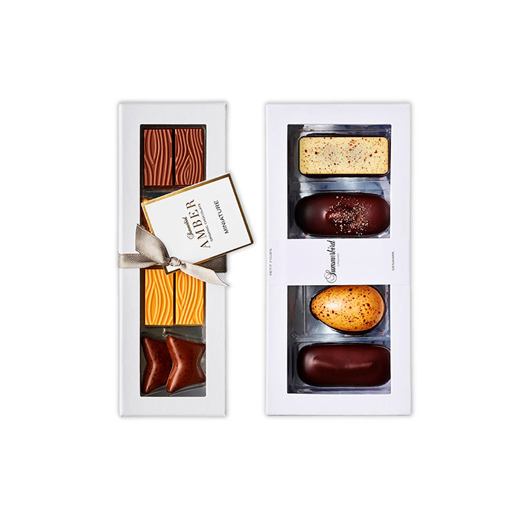 To elegante Summerbird gaveæsker med Amber Miniature chokolade og Petit Four dessertstykker.